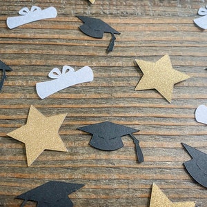 Confetes de formatura de estrela de ouro e diploma de 2024