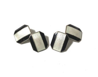 Może przedstawiać: Para czarno-białych spinek do mankietów z emalii. Spinki do mankietów mają kształt ośmiokąta i geometryczny wzór.