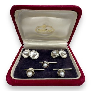 Mitsukoshi Art Deco 1940's Sterling & Light Grey Culture Pearls y 3 pernos de camisa de esmoquin con gemelos de doble cara a juego en caja de 12 g