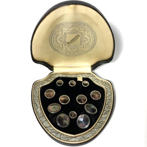 Krementz Art Deco goud en abalone met platina ingelegde velgen, complete smokingknopenset met bijpassende manchetknopen in originele doos, jaren 30