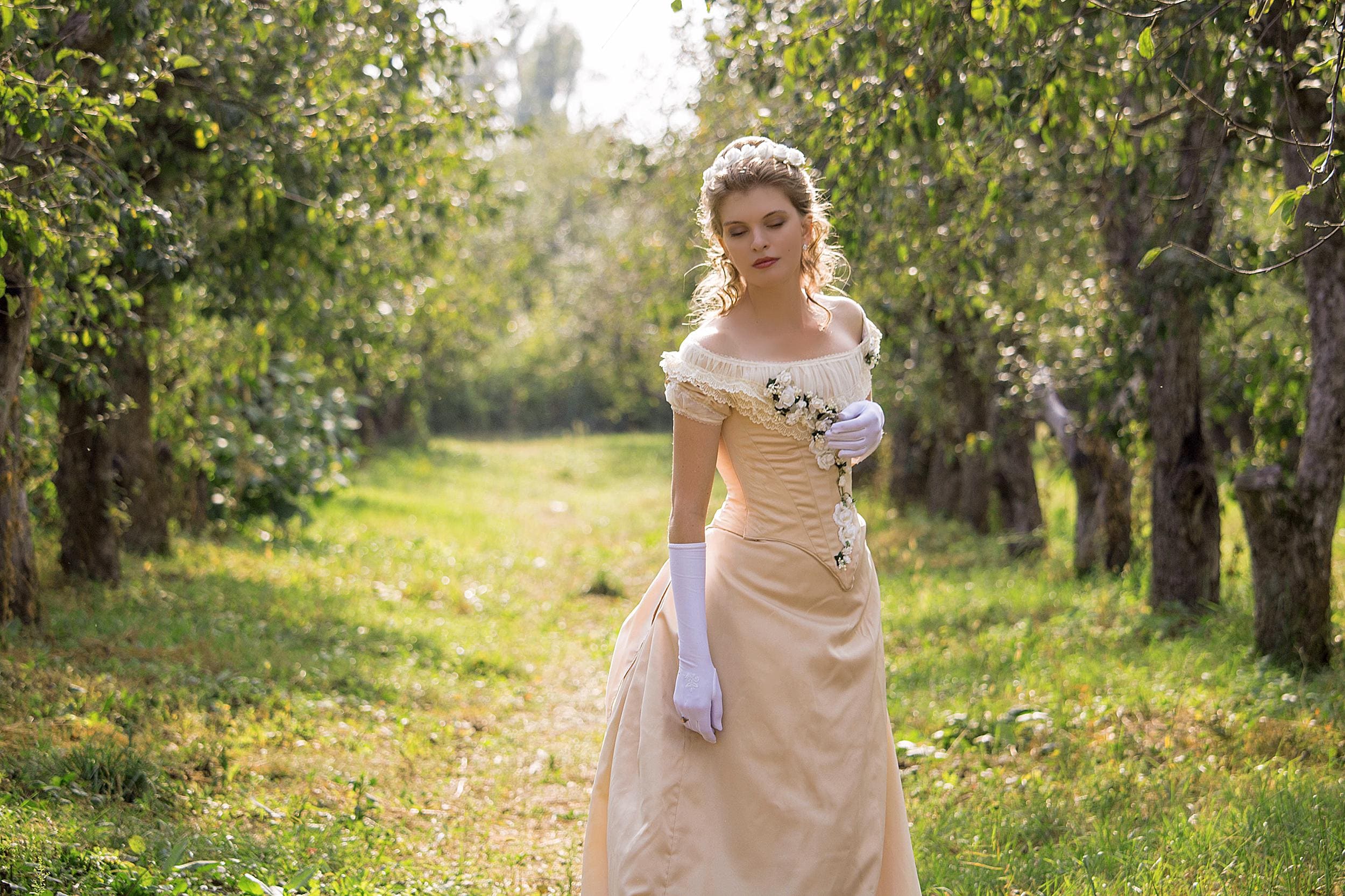 1880年代のオフホワイトのウェディングドレス、ビクトリア朝のフラワー