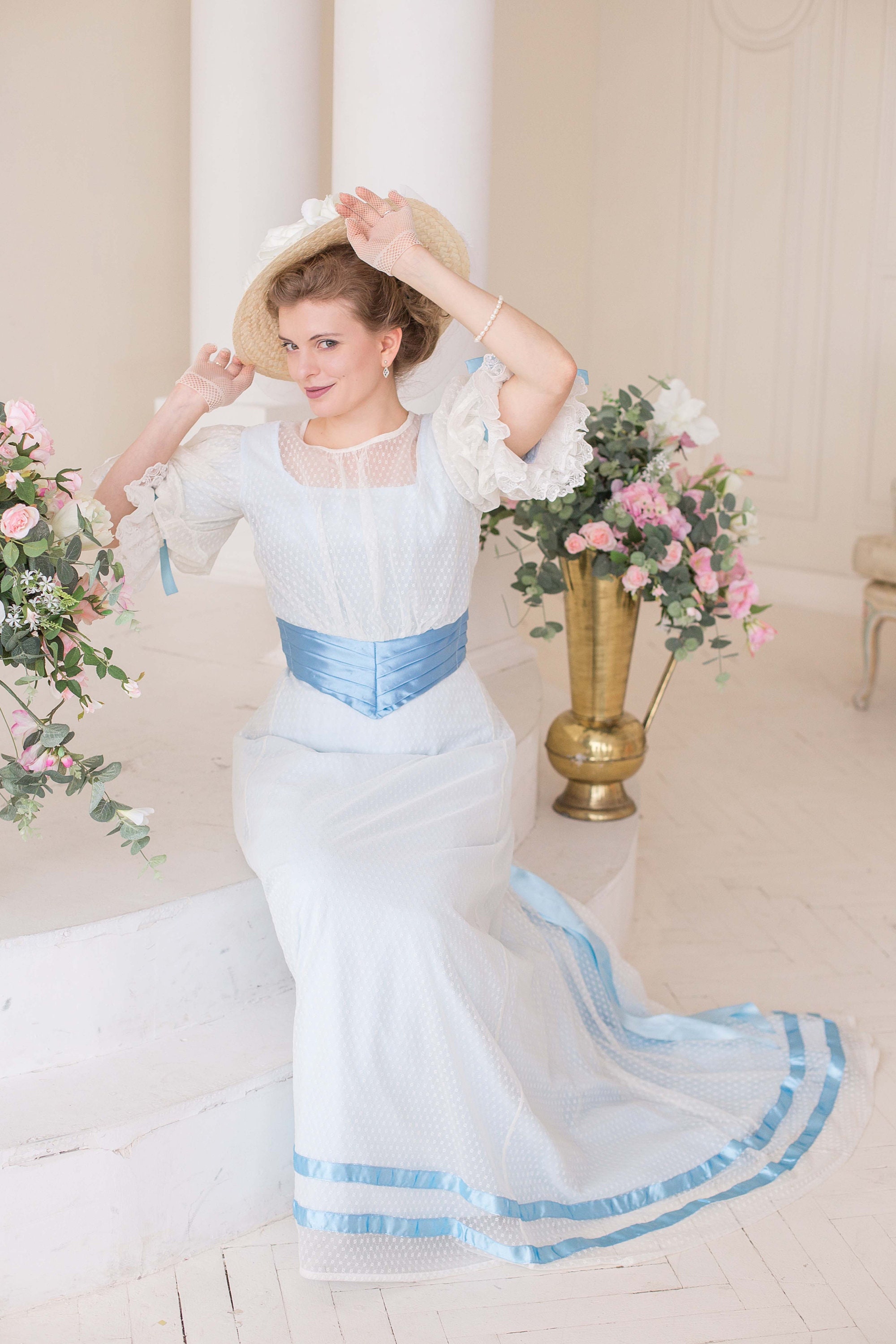 クリーミーブルーのエドワード朝のティーガウン、1900年代の  