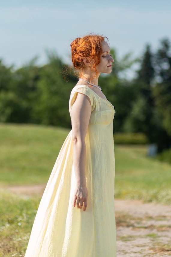 コットンモスリンのリージェンシードレス、淡い黄色の1800年代のガウン