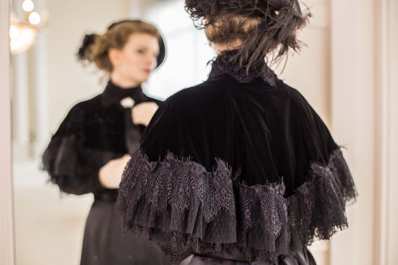 黒ベルベットのビクトリア朝ケープ、ベルベットとレースのゴシック喪服