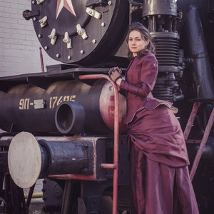 Abito di epoca vittoriana, abito in taffetà vivace, costume steampunk