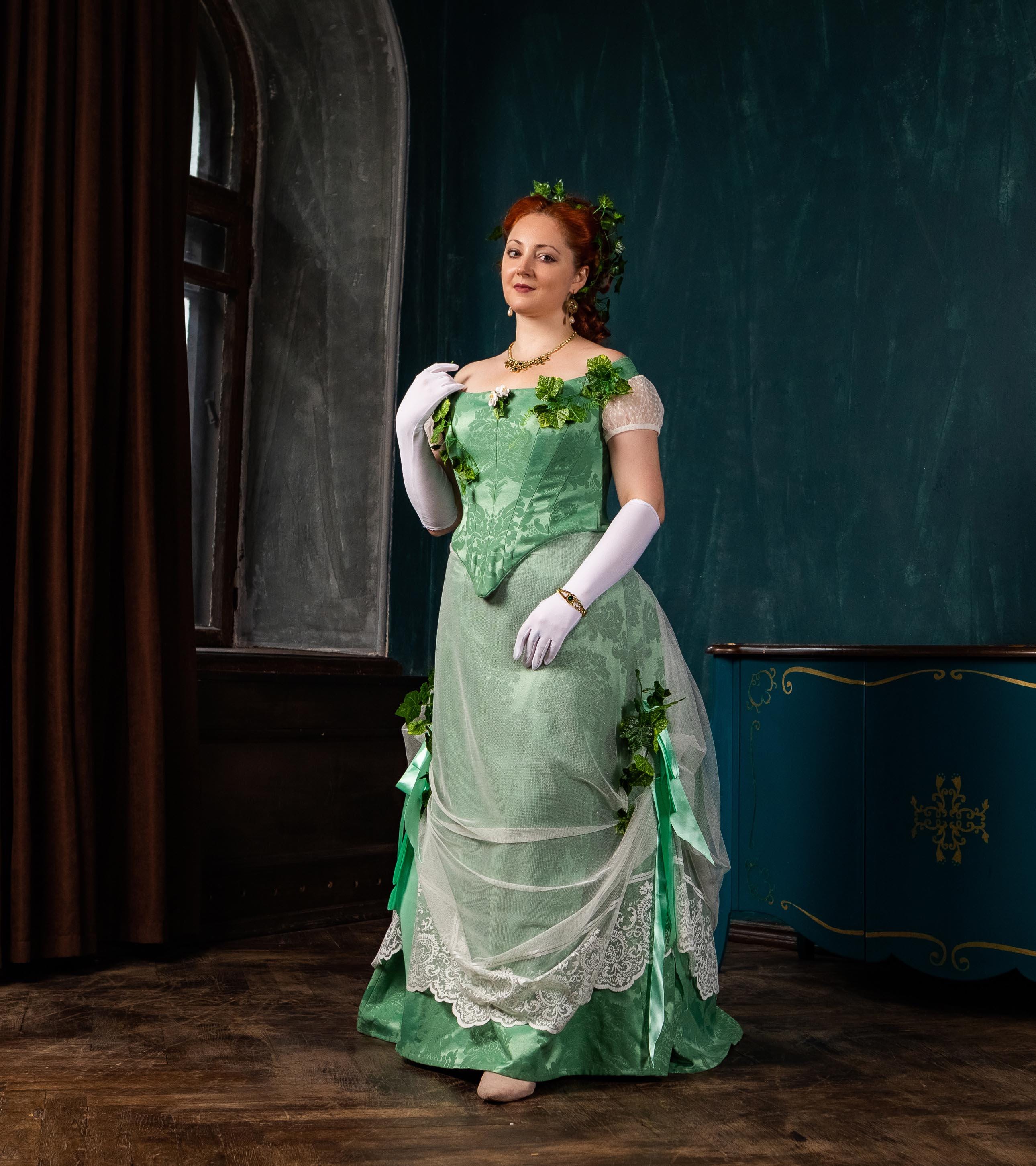 クリスマス ビクトリア ドレス、1880 年代のアイビー ボールガウン