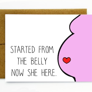 Carte de grossesse amusante / Nouveau bébé / Nouvelle maman / Carte de nouveau-né - Elle commence par le ventre, maintenant qu'elle est là