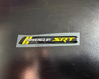 Insignia del lado del pasajero para el CHALLENGER 2020-2023. Con tecnología SRT en AMARILLO.