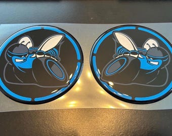 Emblema para la tapa del depósito de combustible del Challenger Scat Pack con abeja en azul b5 y negro.