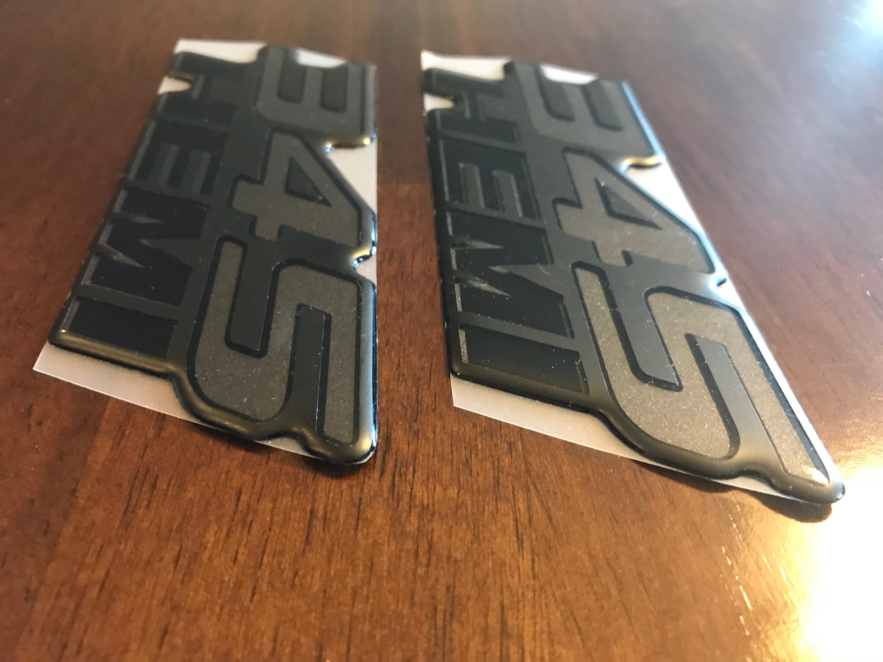 thumbnail image 2 of 2PCS Zinc Alloy 345 Hemi Fender Side Emblems – Black Red – For RAM SRT Hellcat & Dodge Models – Unbox Only 2 of 5