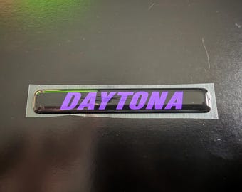 Insignia del lado del pasajero del DAYTONA Charger en color púrpura