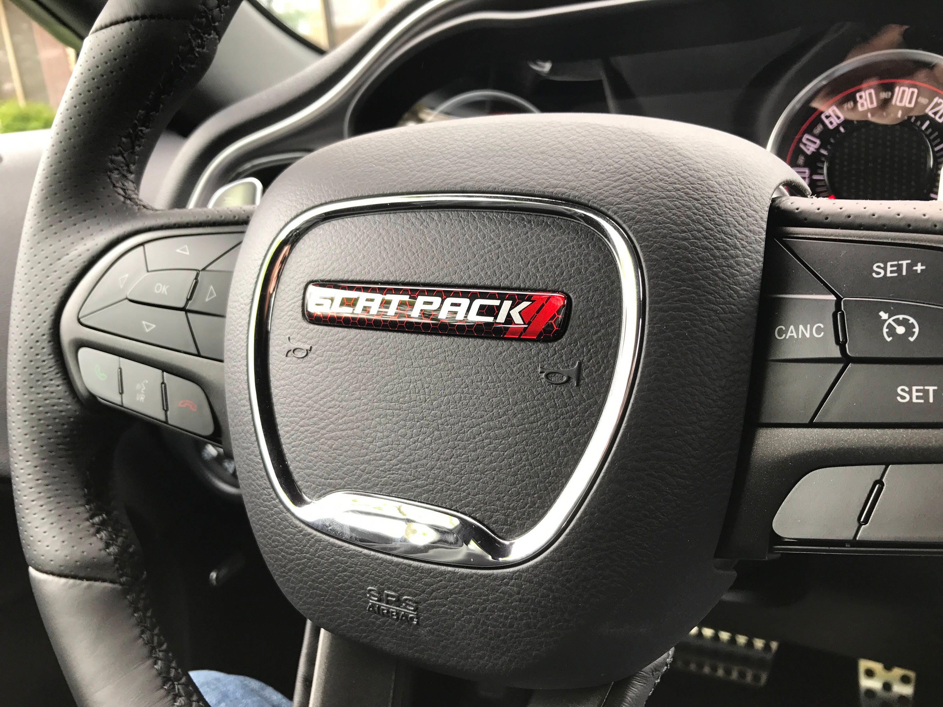 Ein Lenkrad-Scat-Pack Karbonfaser-Emblem mit gewölbtem Aufkleber-Stil