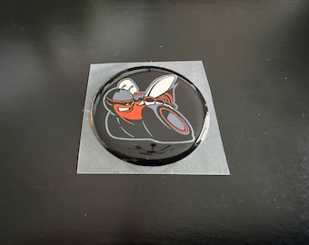 Emblema para la tapa del depósito de combustible del Challenger Scat Pack con la abeja del Scat Pack en NARANJA/ESCALA DE GRISES