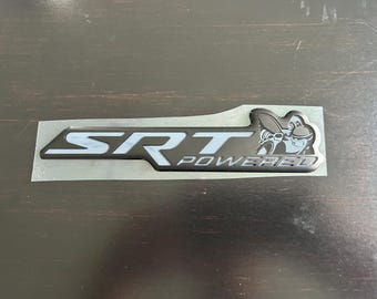 Emblema SRT para Challenger/Charger 1320 en gris con abeja en escala de grises 1320