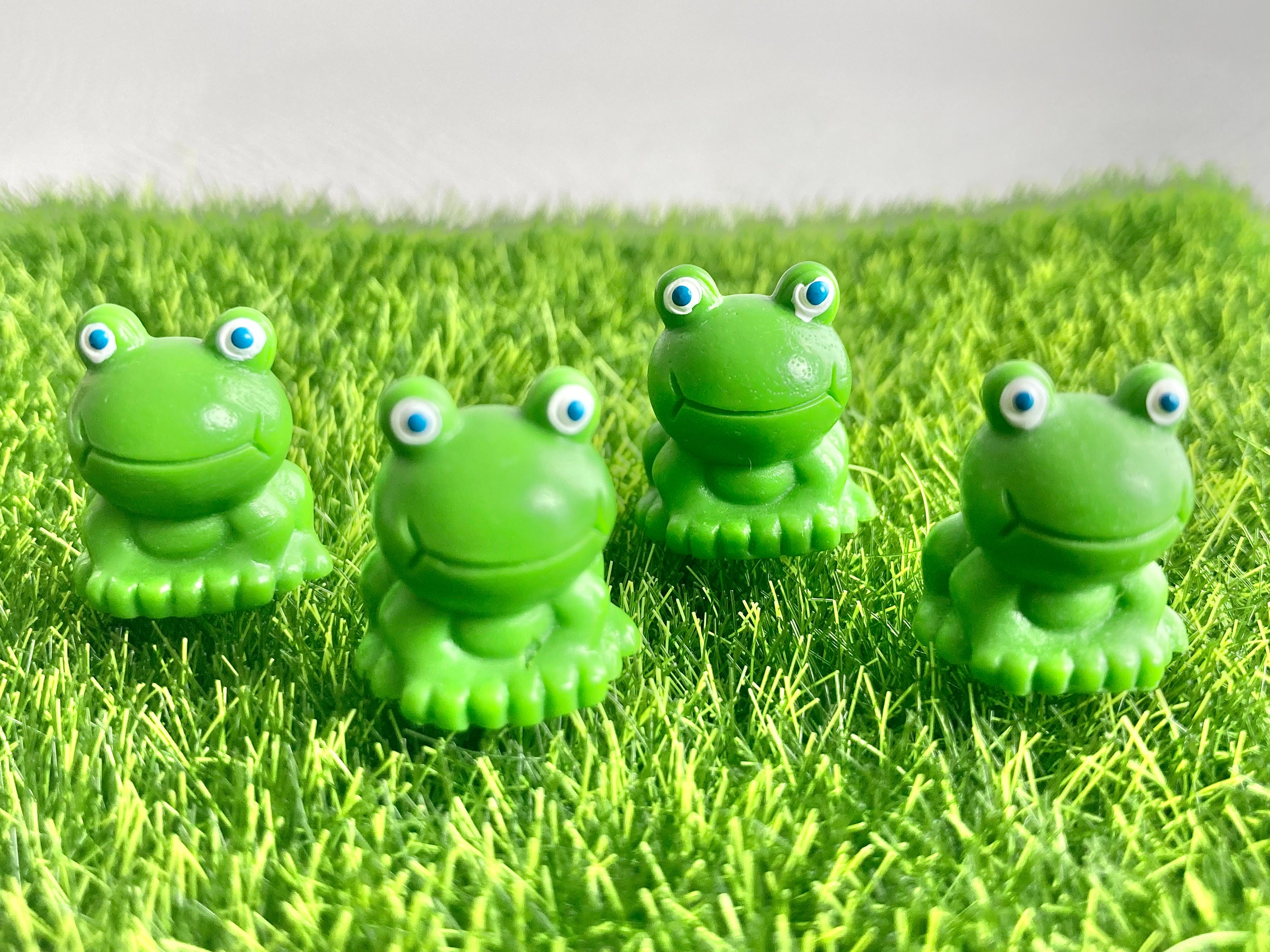10 Pcs Mini Frog Garden Decor, Green Frog Figurines, Miniature Home Décor, Tiny Plastic Frogs, Fairy Garden Decor