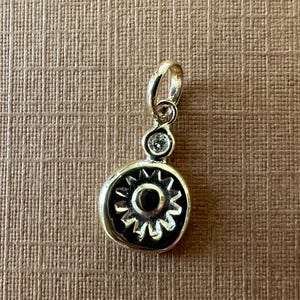 ¡Sin aranceles de importación! Mini colgante de pepita de oro amarillo macizo de 14k con forma de sol, pequeño dije de forma orgánica.