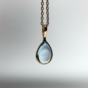 ¡Sin aranceles de importación! Pequeño colgante de topacio azul en forma de gota de agua en oro amarillo macizo de 14k, con dije de cabujón en forma de pera.