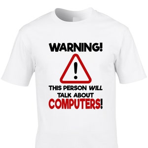Puede incluir: Camiseta blanca con texto negro que dice "¡ADVERTENCIA!" con un triángulo rojo con un signo de exclamación dentro. El texto debajo del triángulo dice "¡ESTA PERSONA HABLARÁ DE ORDENADORES!"