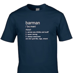 Peut inclure: T-shirt bleu marine avec le mot "barman" en blanc et sa prononciation phonétique. En dessous, une définition énumère trois qualités : sert des boissons, ne se trompe jamais et est toujours génial.