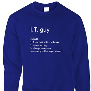 Peut inclure: Sweat-shirt bleu roi avec le texte "I.T. guy" et une définition humoristique. La définition comprend des phrases comme "répare ce que tu as cassé" et "toujours génial". Le sweat-shirt est de style col rond.