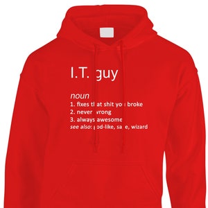 Peut inclure: Un sweat à capuche rouge vif avec une poche avant et une capuche à cordon. Le texte blanc sur le devant définit "I.T. guy" comme un nom commun, énumérant des attributs humoristiques. Un vêtement amusant et décontracté.