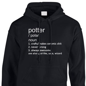 Peut inclure: Sweat-shirt à capuche noir avec du texte blanc qui dit "potter /'pptǝ/ nom 1. fabrique/fait de la céramique 2. jamais faux 3. toujours génial voir aussi : dieu-like, sage, magicien"