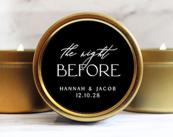 Peut inclure: Une boîte à bougie ronde en métal doré avec une étiquette circulaire noire portant le texte blanc The night BEFORE, suivi des noms HANNAH & JACOB et de la date 12.10.28. La bougie est allumée et le couvercle est positionné pour montrer l'étiquette.