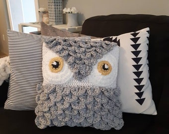 Crochet owel pillow