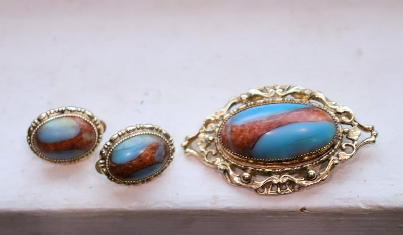 Julia Brooch Set Vintage 1970/'s Polished Turquoise Brooch in Pretty Gold Tone Setting Matching Clip On Earrings