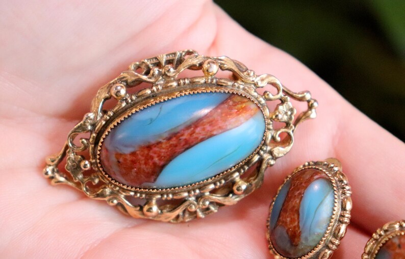 Julia Brooch Set Vintage 1970/'s Polished Turquoise Brooch in Pretty Gold Tone Setting Matching Clip On Earrings