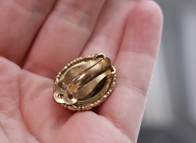 Julia Brooch Set Vintage 1970/'s Polished Turquoise Brooch in Pretty Gold Tone Setting Matching Clip On Earrings