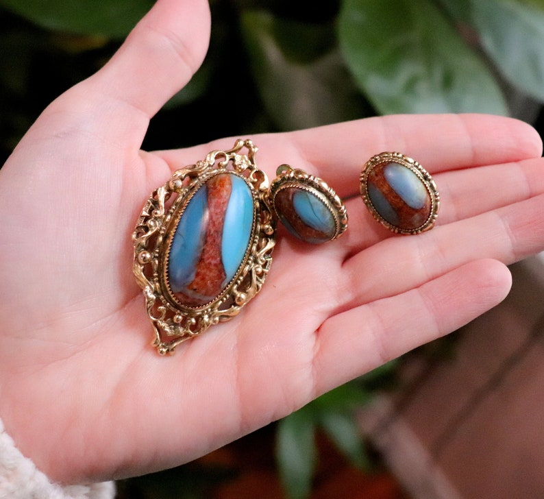 Julia Brooch Set Vintage 1970/'s Polished Turquoise Brooch in Pretty Gold Tone Setting Matching Clip On Earrings