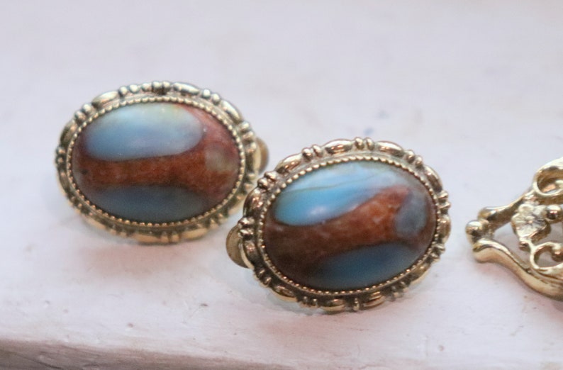Julia Brooch Set Vintage 1970/'s Polished Turquoise Brooch in Pretty Gold Tone Setting Matching Clip On Earrings