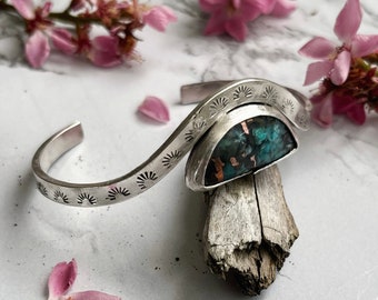 Puño de plata estampado a mano, pulsera Chrysocolla de plata de ley, puño de 7 pulgadas, regalo de joyería de talla grande para el mejor amigo