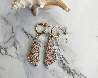 Orecchini in corallo Huggie in oro