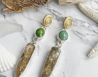 Orecchini con turchese e corallo orecchini lunghi con pietre d'argento Orecchini con metallo misto argento Orecchini con corallo fossilizzato Orecchini da spiaggia lunghi