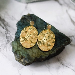 Brincos ovais martelados em ouro com parte traseira / Brincos geométricos texturizados em ouro / Brincos leves em ouro / Brincos ovais