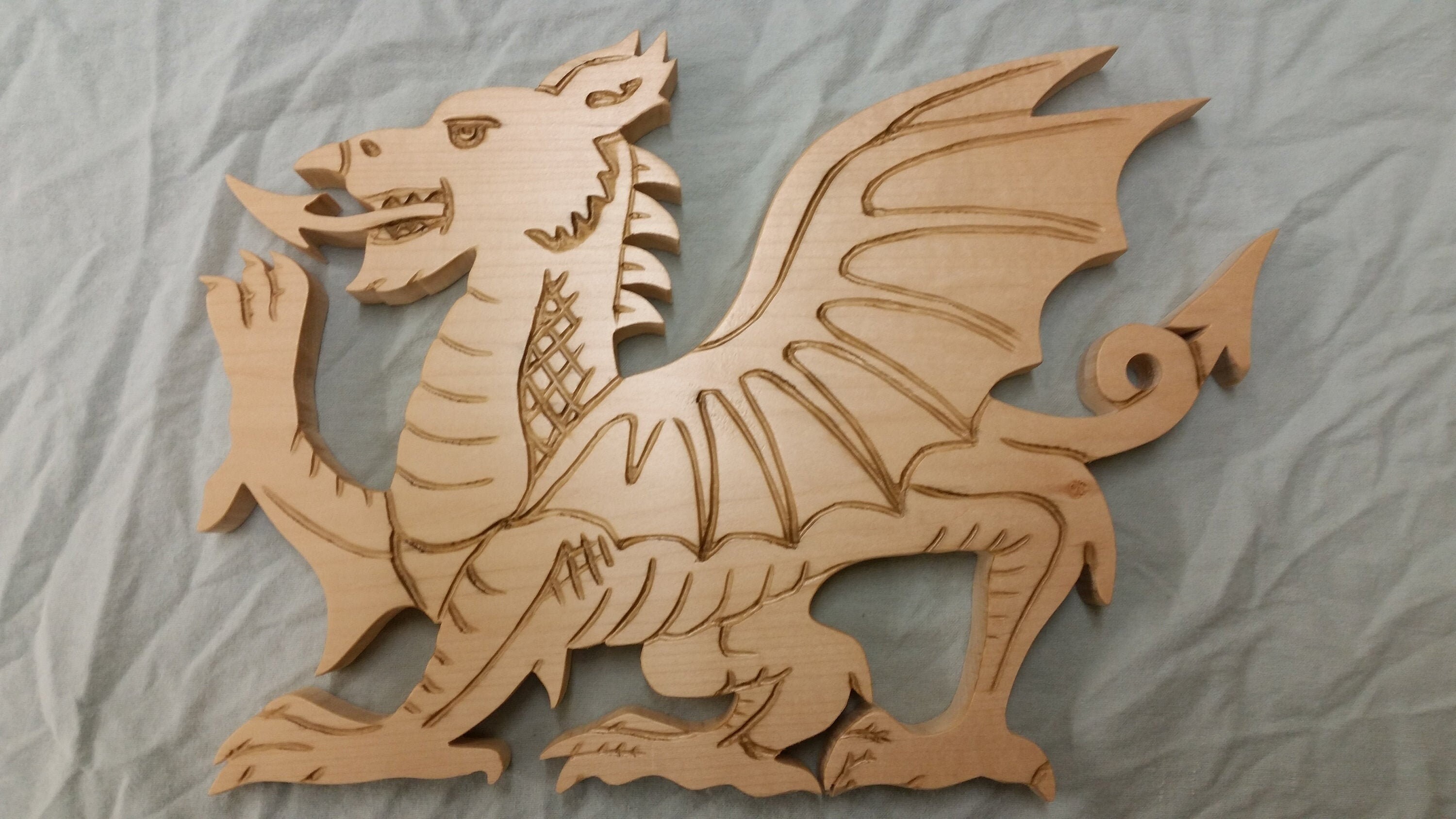Dragón galés Ornamento Madera tallada a mano | Etsy