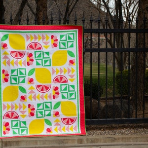 Pink Lemonade PDF Modern Beginner Friendly Quilt Pattern - A Summer of Lemons and Flowers using Drunkards Path and Applique Piecing