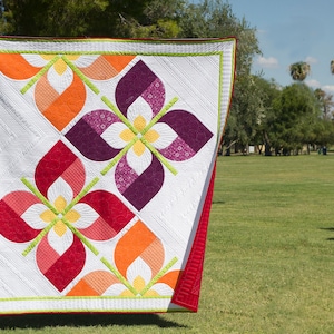 Windswept - Moderne Trinker Weg Blume PDF Quilt Nähanleitung  Geben Sie mit diesen großen Blumen ein mutiges Statement ab, indem Sie einfache Kurven verwenden.