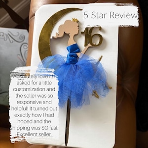 Peut inclure: Une d&eacute;coration de g&acirc;teau repr&eacute;sentant la silhouette d'une jeune fille avec une petite couronne dor&eacute;e, un corsage en satin bleu et une jupe en tulle bleu. Le design inclut un croissant de lune dor&eacute; et le chiffre 16 en or. Texte 5 Star Review.