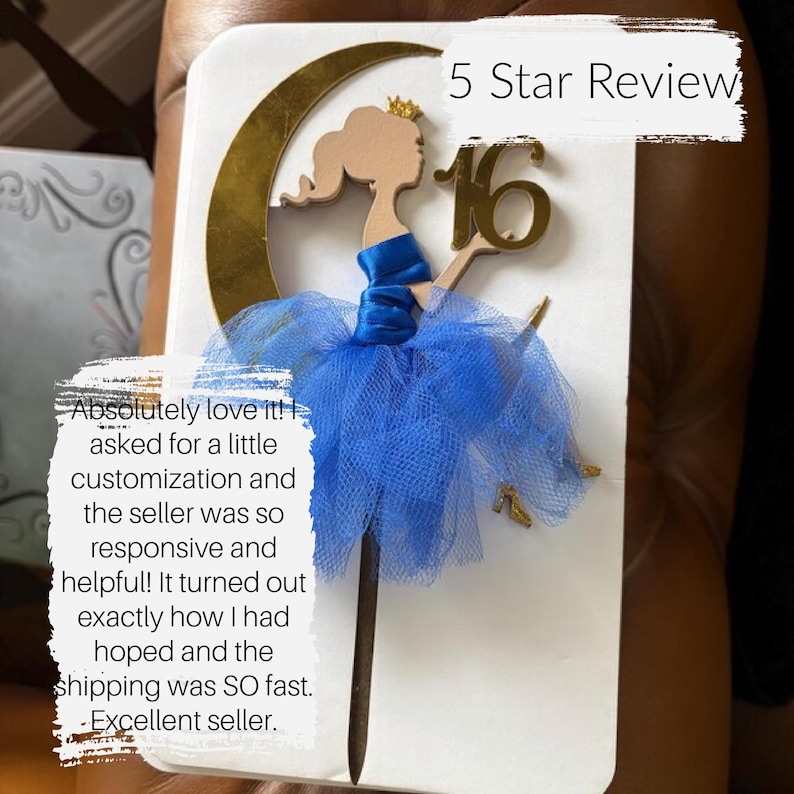 Peut inclure: Une d&eacute;coration de g&acirc;teau repr&eacute;sentant la silhouette d'une jeune fille avec une petite couronne dor&eacute;e, un corsage en satin bleu et une jupe en tulle bleu. Le design inclut un croissant de lune dor&eacute; et le chiffre 16 en or. Texte 5 Star Review.
