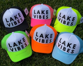 Lake vibes, lake life hoed, lake life trucker hoed, lake life mode, lake hoed, lake hair maakt het niet uit, lake vibes, lake vibes mode, cadeau IDea