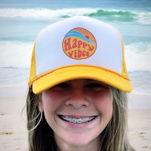 Happy hat, happy vibes, happy vibes-hoed, vintage truckerpet, mode met golvend lettertype, gratis verzending, group truckerhoeden, kortingscodes, custom