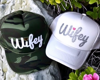 Wifey Hut, Wifey Trucker Hut, Wifey Mode, Geschenk für Sie, individuelles Geschenk, Brautgeschenk nach Maß, Braut, Trucker Hut, Geschenk für Mama, Sommerhüte