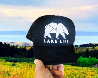 Gorra de camionero Lake Life: diseño geométrico de oso.
