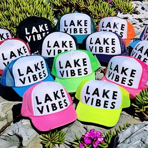 Lake vibes, lake life-hoed, lake life truckerhoed, lake life-mode, lake-hoed, lake hair maakt niet uit, lake-vibes, lake vibes-mode, cadeau-idee
