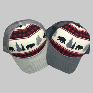 Flanelowa czapka typu trucker w kratę: niestandardowy wzór z misiem i drzewem
