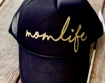 Momlife, mama leven, mama mode, ArieBdesigns, momlife trucker hoed, mama trucker hoed, #momlife, mama life mode