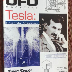 Puede incluir: N&uacute;mero doble de julio/agosto de 2000 de la revista UFO sobre Nikola Tesla. La portada muestra un retrato en blanco y negro de Tesla, una imagen azulada de una bobina de Tesla con descargas el&eacute;ctricas, diagramas t&eacute;cnicos y el texto Toxic Skies: Covert U.S. Projects.